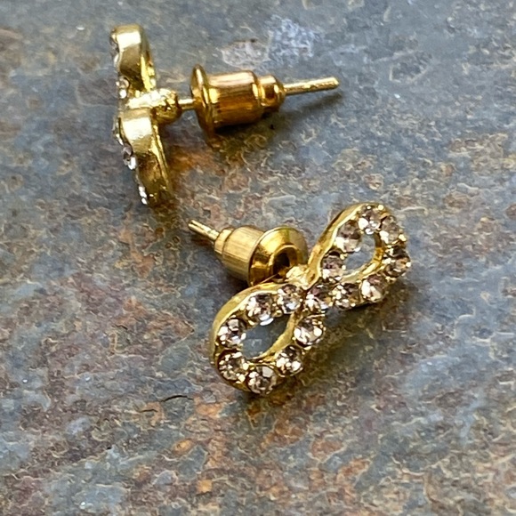 🎈Sale 🎈2 for $10 NWOT Rhinestone infinity sign gold post earrings - Picture 3 of 5